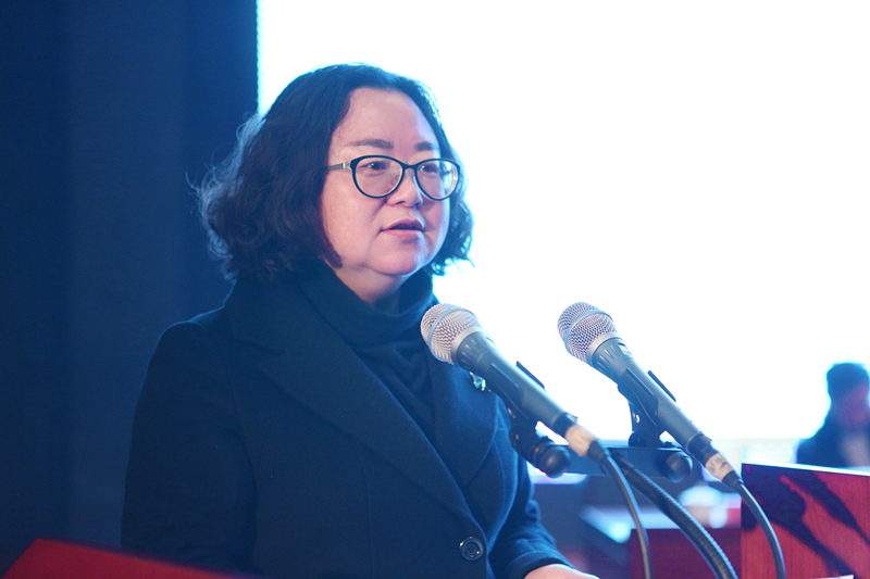 集团党委副书记、工会主席方丽华宣读《2016年分公司经理任职文件》