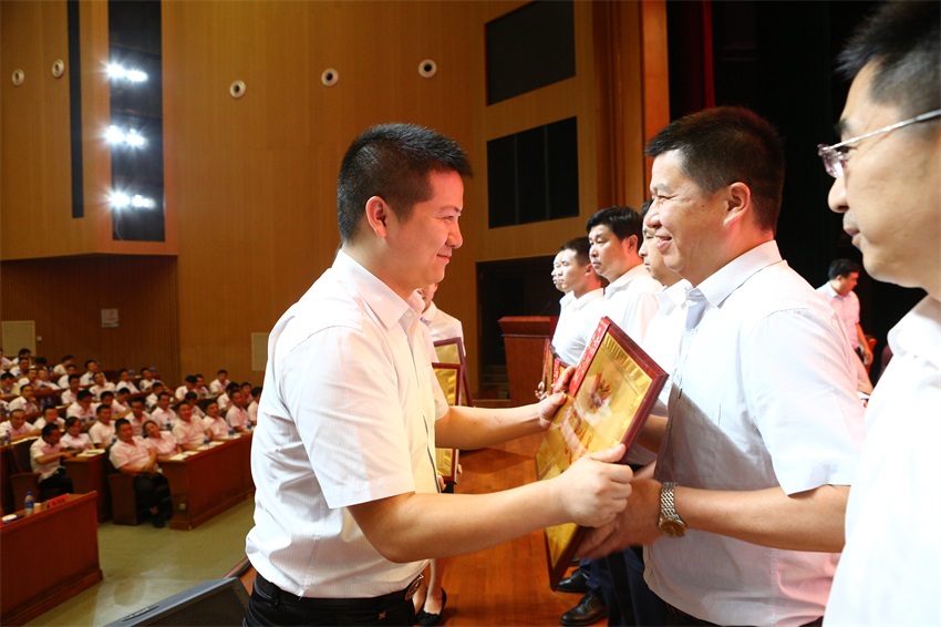 集团监事会主席、监察部部长朱星宇为“营销先进单位”颁奖