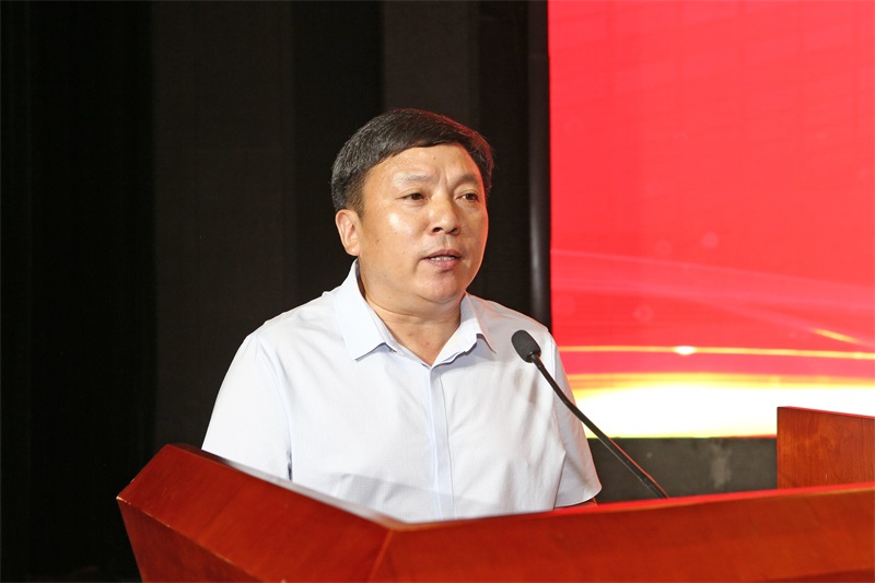 荆玻公司总经理刘卫国代表原材料供应商上台发言